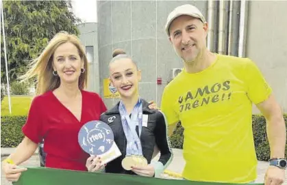  ?? R.M. ?? Irene Martínez Madera posa tras ser campeona de España junto a sus padres, María y José María.