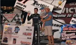  ?? SCOTT BENDER PHOTO ?? Kyle Larson celebrates his victory Tuesday at Grandview Speedway with Kenny Rogers.