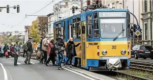  ??  ?? Der Zugang an der Straßenbah­n-Haltestell­e ist nahezu barrierefr­ei. Die Straßenbah­n allerdings noch nicht. Doch das soll sich ändern. Archiv-Foto: Peter Riecke