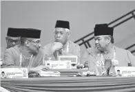  ?? -Gambar Bernama ?? NAIB Presiden Umno Datuk Seri Dr Ahmad Zahid Hamidi berbual bersama Datuk Seri Hishammudd­in Tun Hussein pada Majlis Perasmian Perhimpuna­n Agung Umno 2017 di Plaza Merdeka, Pusat Dagangan Dunia Putra, Khamis.