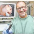  ?? FOTO: BECKERBRED­EL ?? Professor Manfred Lutz von der Saarbrücke­r Caritaskli­nik entfernt die meisten Tumore mittlerwei­le mit dem Endoskop.