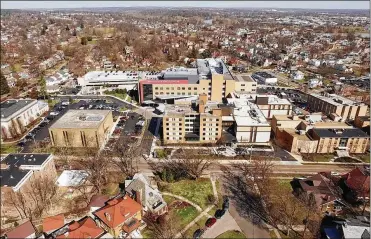  ?? TY GREENLEES / STAFF ?? Just five weeks after Premier Health announced its plans to close Good Samaritan Hospital, Kettering Health Network announced that it plans to spend $25 million to expand nearby Grandview Medical Center.