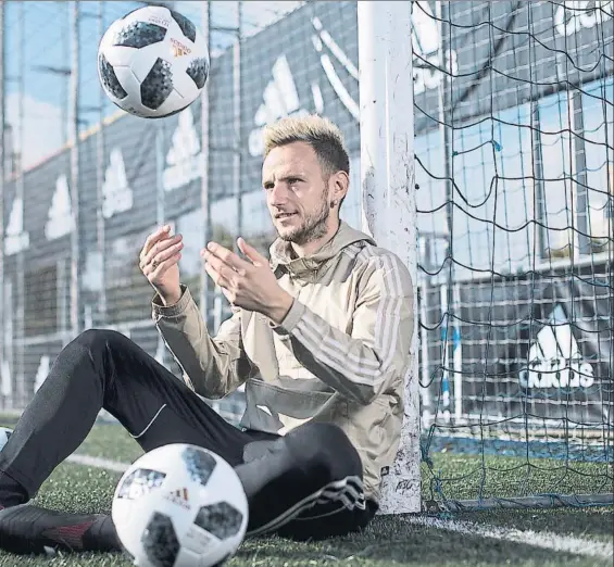  ?? FOTO: PERE PUNTÍ ?? Ivan Rakitic juega con uno de los balones Telstar que Adidas ha fabricado para el Mundial del próximo verano, que se disputará en Rusia y donde estará presente el centrocamp­ista azulgrana tras clasificar­se en la repesca con Croacia