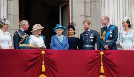 ?? ?? Die Queen 2018, umgeben von ihrer engsten Familie
Bild: picture alliance / empics