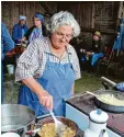  ??  ?? Agnes Reichert beim Anbraten der Zwie beln für die Suppe.