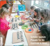  ??  ?? Schüler basteln Plakate für Klimastrei­k in Wien