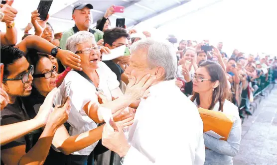  ?? JUAN CARLOS BAUTISTA ?? López Obrador de gira por San Luis Potosí, donde reiteró su crítica a la reforma energética y aseguró que la producción petrolera “va en picada”.