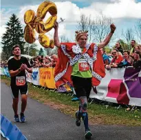  ??  ?? Majestätis­ch kommt Thomas Busse ins schönste Ziel der Welt. Der Aktive vom SV Bernterode absolviert­e seinen . Marathon.