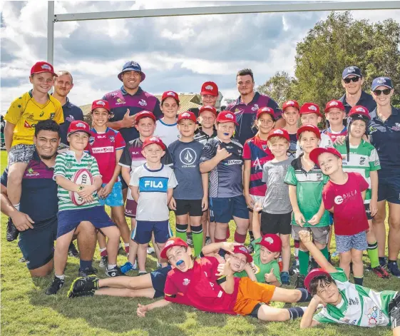  ?? Picture: BRENDAN HERTEL ?? Queensland Reds rugby union players Caleb Timu, Efi Maafu and Sean Farrell with junior players from Palm Beach Alleygator­s.