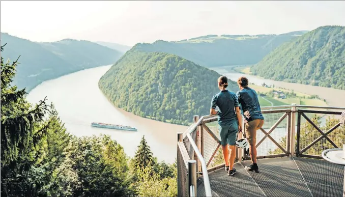  ?? [WGD Donau Oberoester­reich Tourismus GmbH CMVisuals ] ?? Radfahrer an der Schlögener Schlinge in Haibach genießen den Weitblick ins Land.