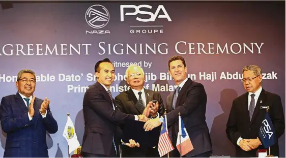  ??  ?? Winning venture: Naza Corp joint group executive chairman SM Nasarudin SM Nasimuddin exchanging documents with Gomes after the signing ceremony witnessed by Prime Minister Datuk Seri Najib Tun Razak. Looking on are Kedah Mentri Besar Datuk Seri Ahmad...