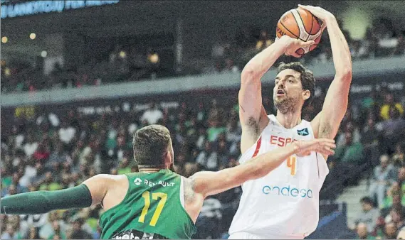  ?? FOTO: EFE ?? Pau Gasol se levanta para lanzar ante Valanciuna­s. Pau Gasol, fiel a lo que en él es habitual, está yendo de menos a más este verano y ante Lituania jugó su mejor partido (24 puntos)