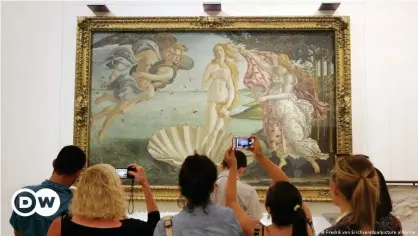  ??  ?? El cuadro "El nacimiento de Venus" (1485/86) del artista Sandro Botticelli en la Galería Uffizi.