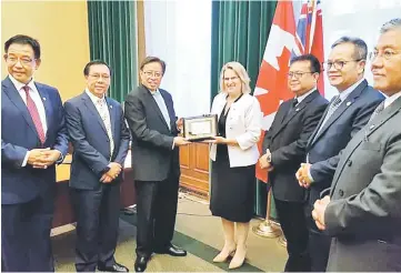  ??  ?? Abang Johari (third left) presenting a souvenir to Jones during the courtesy call on her.