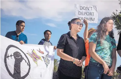  ?? ROBERTO E. ROSALES/JOURNAL ?? Reeham Majeed, wife of Kadhim Al-bumohammed, and his daughter, Courtney Al-bumohammed, stand with protesters outside a federal immigratio­n office where the Iraqi man was ordered to report Thursday.