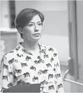  ??  ?? Carrie Coon stars as Police Chief Gloria Burgle.