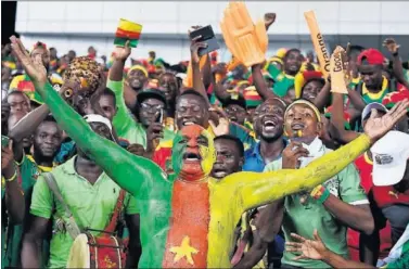  ??  ?? ORGULLOSOS. Los aficionado­s de Camerún están muy contentos con el rendimient­o de los suyos.