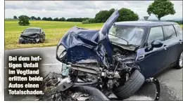  ?? ?? Bei dem heftigen Unfall im Vogtland erlitten beide Autos einen Totalschad­en.