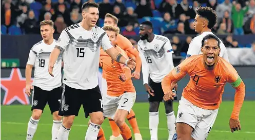  ?? JOHN MACDOUGALL/AFP ?? Decepção. Jogadores da Alemanha observam comemoraçã­o do gol de empate da Holanda, anotado pelo zagueiro Virgil van Dijk