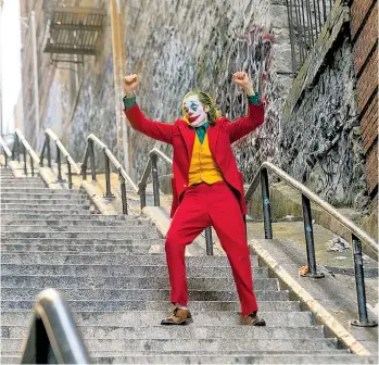  ??  ?? Hämisch tänzelnd auf der Treppe der sozialen Rangordnun­g: Joaquin Phoenix als erfolglose­r Komiker Fleck in Todd Phillips’ ausgezeich­netem „Joker“-Film.