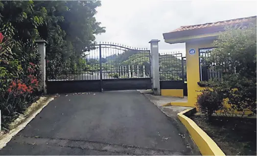  ?? ESTEBAN OVIEDO ?? Esta es la entrada de la finca que el exministro Carlos Villalta posee en San José de la Montaña, en Barva de Heredia. La calle de acceso a la propiedad tiene unos 200 metros de longitud.