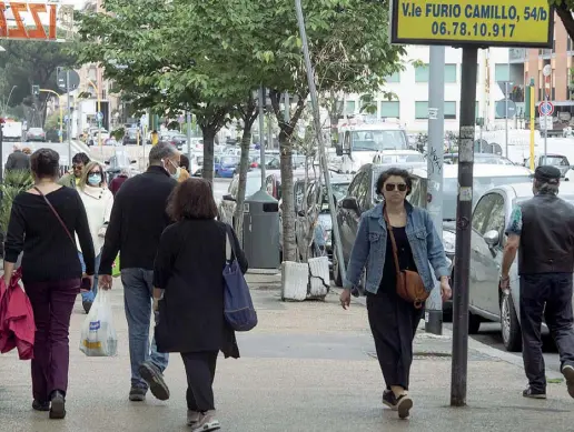  ?? (foto Peri/Ansa) ?? Decine di persone in giro, come se nulla fosse, ieri mattina nelle strade di Roma malgrado il lockdown. Qui siamo all’Appio