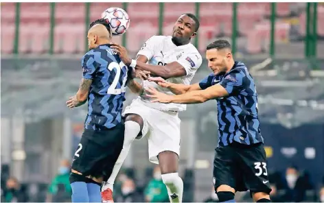  ?? FOTO: LUCA BRUNO/AP ?? Luftduell: Gladbachs Marcus Thuram (M.) gegen die Mailänder Arturo Vidal (l.) und Danilo D‘Ambrosio.