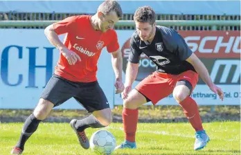  ?? FOTO: GÜNTER KRAM ?? Der SV Oberzell (li. Martin Bleile) hat den SV Kressbronn (re. Christian Eberhardt) in der Bezirkslig­a Bodensee auf Platz drei verwiesen.