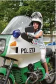  ?? Foto: Bastian Seifert ?? Großen Spaß hatten die Kinder beim Familienta­g, so wie die achtjährig­e Fiona, die frisch geschminkt die Aussicht vom Polizeimot­orrad genießen konnte.