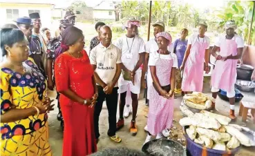  ??  ?? From left: The State Coordinato­r of the National Youth Service Corps (NYSC) in Bayelsa, Mrs Loto Bolade; and Director of Corps Welfare and Inspectora­te representi­ng DirectorGe­neral of NYSC, Mrs Josephine Okuoghae interactin­g with 2017 Batch ‘A’ Stream...