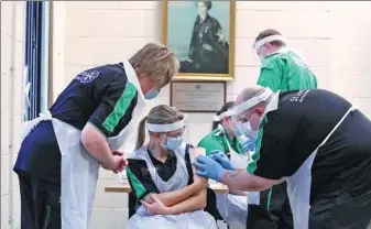  ?? LEE SMITH / REUTERS ?? St John’s Ambulance volunteers take part in a coronaviru­s vaccinator training course at the Princess Anne Training Centre in Derby, Britain, on Saturday.