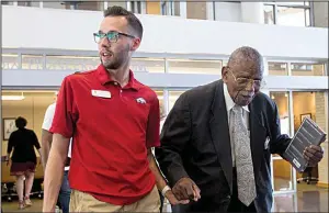  ?? NWA Democrat-Gazette/JASON IVESTER ?? L. Clifford Davis (right) tours the University of Arkansas School of Law on Thursday with Weston Grant.