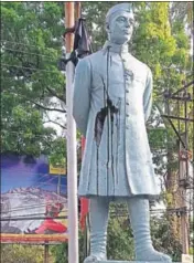  ?? HT ?? Unidentifi­ed miscreants smeared tar on a statue of Jawaharlal Nehru in West Bengal’s Burdwan district.
