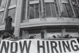  ?? OLIVIER DOULIERY/GETTY FILE ?? A restaurant in Arlington displays a “now hiring” sign amid the coronaviru­s pandemic in early August. The number of new unemployme­nt claims rose by 482 in Virginia last week.