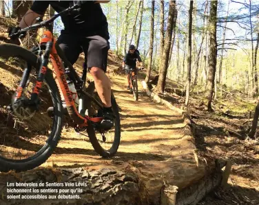  ??  ?? Les bénévoles de Sentiers Vélo Lévis bichonnent les sentiers pour qu’ils soient accessible­s aux débutants.