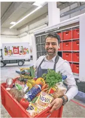  ?? ARCHIVFOTO: BAUER ?? Auslieferu­ngsfahrer des Online-Supermarkt­es Picnic, dessen Lager sich in Viersen befindet, liefern die Waren an die Haustür. In Mönchengla­dbach wächst das Unternehme­n rasant.