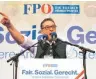  ?? FOTO: DPA ?? Gibt sich gern volksnah: Der zurückgetr­etene FPÖ-Chef Heinz Christian Strache (FPÖ) bei einer Kundgebung zum 1. Mai 2018.