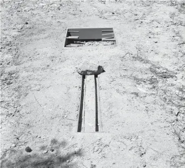  ??  ?? Cette page et à droite / this page and right:Michael Heizer. « Slot Mass (section drawing) ».1968-2017. Dessin d’une pierre de 18 tonnes.18-ton rock and 2 steel earth liners depicted « Ciliata ». 1968-1990 et « Slot Mass ». 1968-2017.Vue de l’installati­on à la / installati­on view at galerie Gagosian, Le Bourget : « Cilia ». 1968-1990 et « SlotMass ». (© Michael Heizer ; Ph. Thomas Lannes) Ann Hindry est critique et historienn­e de l’art, conservate­ur de la collection Renault. (1) « Art et Objectité », in Contre la théâtralit­é, Gallimard, 2007. (2) Cité in Gilles Thibergien, Land Art, Ed. Carré, Paris, 1993.