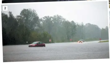  ??  ?? 1. Ce bateau est allé s’écraser contre un cabanon, le long de la rivière Neuse. 2. L’eau a envahi l’autoroute 17 près de Jacksonvil­le. 3. Un tronçon de la bretelle de sortie de l’autoroute 17 endommagé par les éléments. 2