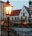  ??  ?? Noch ist es abends eher ruhig am EliasHoll-Platz. Aber sobald es wärmer ist, wird er wieder zum Treffpunkt. Die Polizei kontrollie­rt bald stärker. Foto: wys