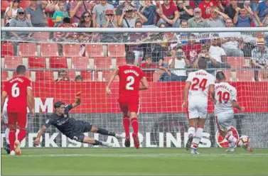  ??  ?? PENALTI. Charles aprovecha la pena máxima en Montilivi durante el Girona-Eibar de esta campaña.