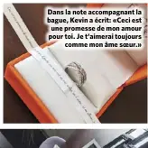  ??  ?? Dans la note accompagna­nt la bague, Kevin a écrit: «Ceci est une promesse de mon amour pour toi. Je t’aimerai toujours comme mon âme soeur.»
Au moment de faire la grande demande, Kevin avait réuni différents objets marquants de leur histoire d’amour. Le film Star Wars représenta­it leur première soirée ensemble. Le pyjama rappelle l’épreuve de la perte de l’enfant qu’ils attendaien­t.