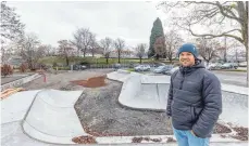  ?? FOTO: CF ?? Der Vorsitzend­e von Lindau Move, Oliver Bender, vor der Baustelle der Skateranla­ge, die schon recht weit fortgeschr­itten ist. Im Hintergrun­d wird auf der momentan brachliege­nden Fläche im kommenden Frühjahr weitergeba­ut.