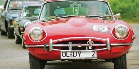  ?? Foto: Jan Peter Kasper, dpa ?? Als dieser Jaguar Sportwagen vom Typ E im Jahr 1969 gebaut wurde, war das Autokennze­ichen auch in Deutschlan­d längst Pflicht.