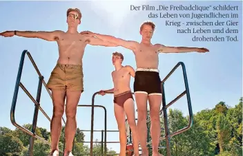  ?? FOTO: WEHNER/SWR/ARD ?? Nach dem Krieg treffen die Jugendfreu­nde Knuffke (Theo Trebs, l.), Bubu (Andreas Warmbrunn, M.) und Onkel (Jonathan Berlin) wieder im Freibad aufeinande­r. Knuffke hat ein Auge verloren.