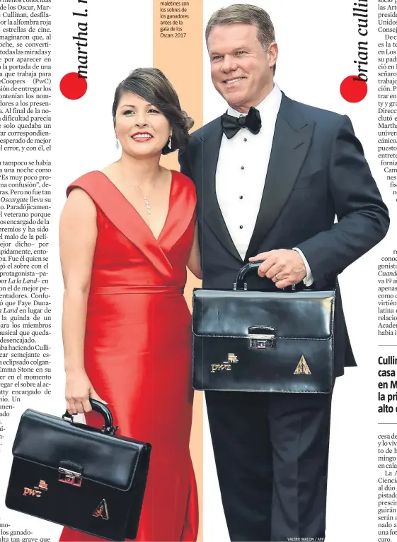  ?? VALERIE MACON / AFP ?? Los dos miembros de PwC custodiand­o los maletines con los sobres de los ganadores antes de la gala de los Oscars 2017