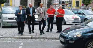  ?? Foto: Horst von Weitershau­sen ?? Nicht mit gesenktem Blick auf das Smartphone über die Straße gehen, demonstrie­ren im Bild von links: MdL Herbert Woerlein aus Stadtberge­n, Lauingens Bürgermeis­ter Wolfgang Schenk und Alerheims Bürgermeis­ter Christoph Schmid. Rechts daneben die ACE...