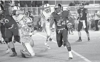  ?? GARY CURRERI/CORRESPOND­ENT ?? Junior running Jordan Johnson runs by Tampa Jesuit defenders during Friday night’s Class 5A semifinal in Plantation.