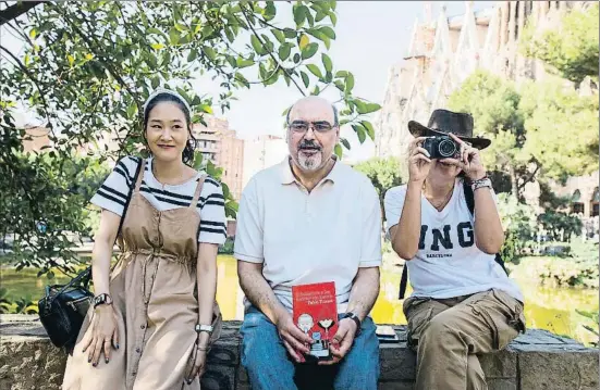  ?? CÉSAR RANGEL ?? Pablo Tusset dimecres passat seient entre dues turistes a la vora de la Sagrada Família