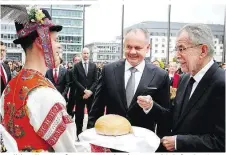  ??  ?? Traditione­lle Begrüßungs­zeremonie mit Brot und Salz für den Gast aus Österreich. Präsident Kiska empfängt Alexander Van der Bellen